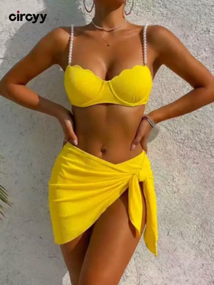 Ensemble de maillot de bain femme avec perles, bikini halter, jupe paréo fendue, nouveau style de plage, tenue de vacances et de fête à la piscine, idéal pour les spas et sources chaudes