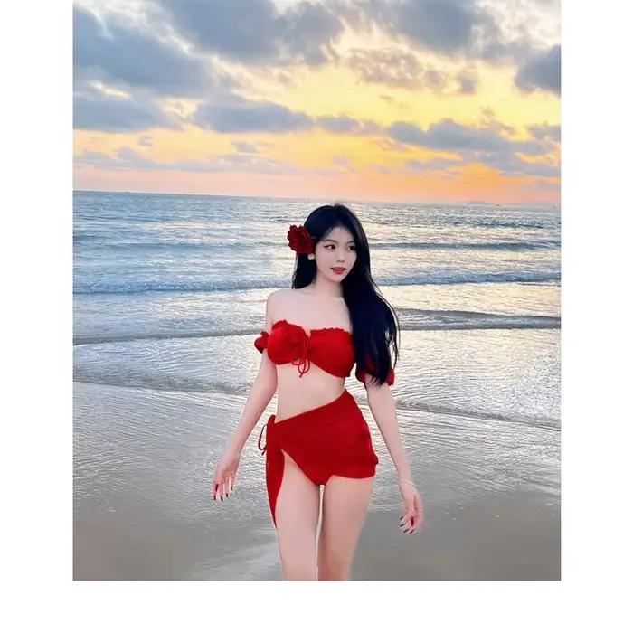 Ensemble de maillot de bain trois pièces rouge doux avec haut à volants pour femmes, plage, piscine et vacances