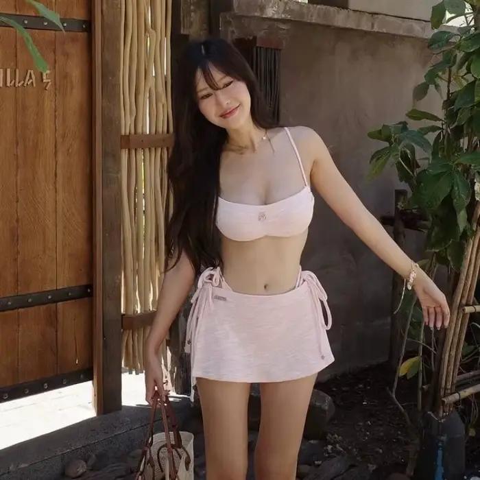 Bikini côtelé rose pour femme avec jupe