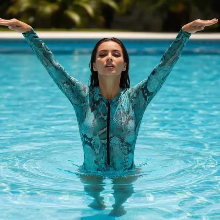 Maillot de bain une pièce à manches longues imprimé serpent turquoise