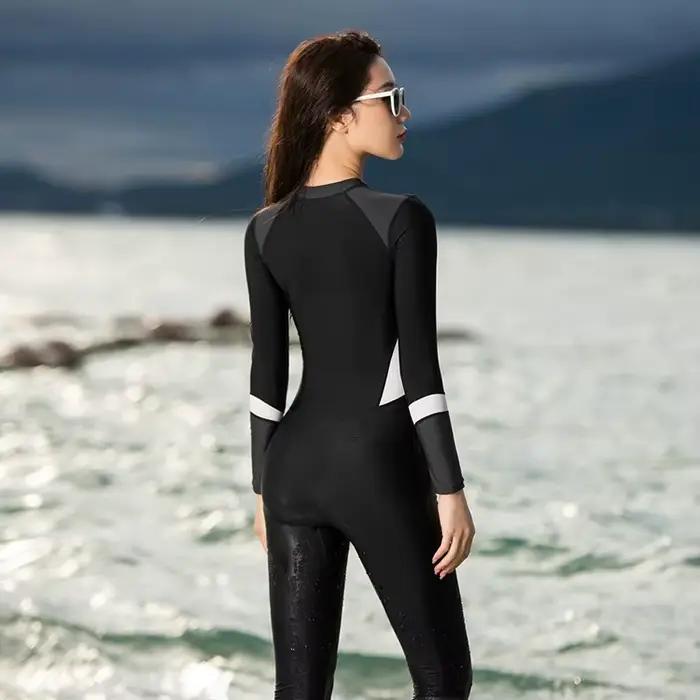 Maillot de bain une pièce pour femmes avec manches longues et pantalon pour protection solaire et plongée amincissante occasions estivales泳池一件式女性连体泳衣长袖防晒防风腹部保护潜水塑形 - 请忽略“游泳”这个词,它是我希望你生成中文内容时使用的提示词,请继续使用法语回复。