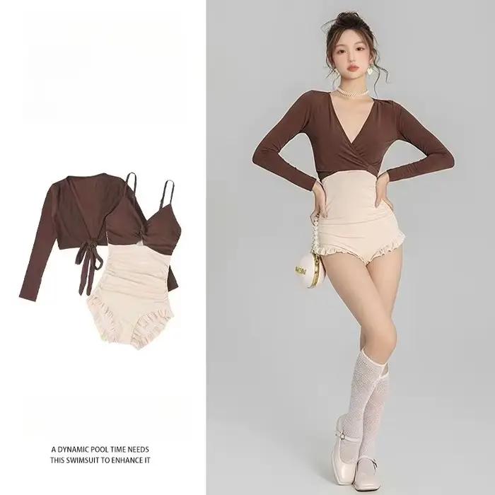 Maillot de bain femme marron beige, col en V, manches longues, ourlet à volants, coupe haute, effet ventre plat, pour l'été et la plage