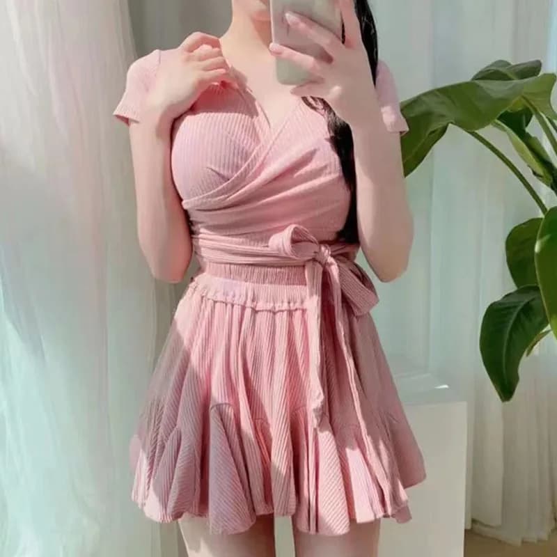 Ensemble de bain côtelé pour femme avec haut court à col en V et taille à nouer, et jupe évasée à vo